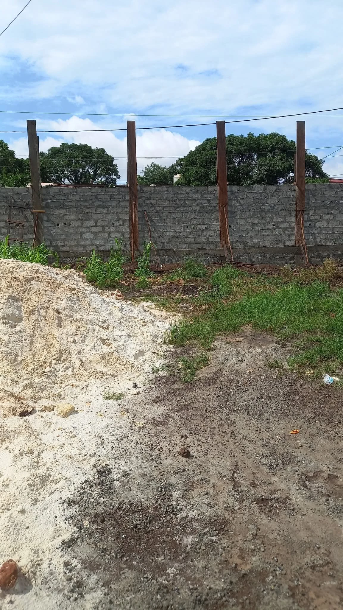 Travaux de structure et poteaux sur chantier AGC